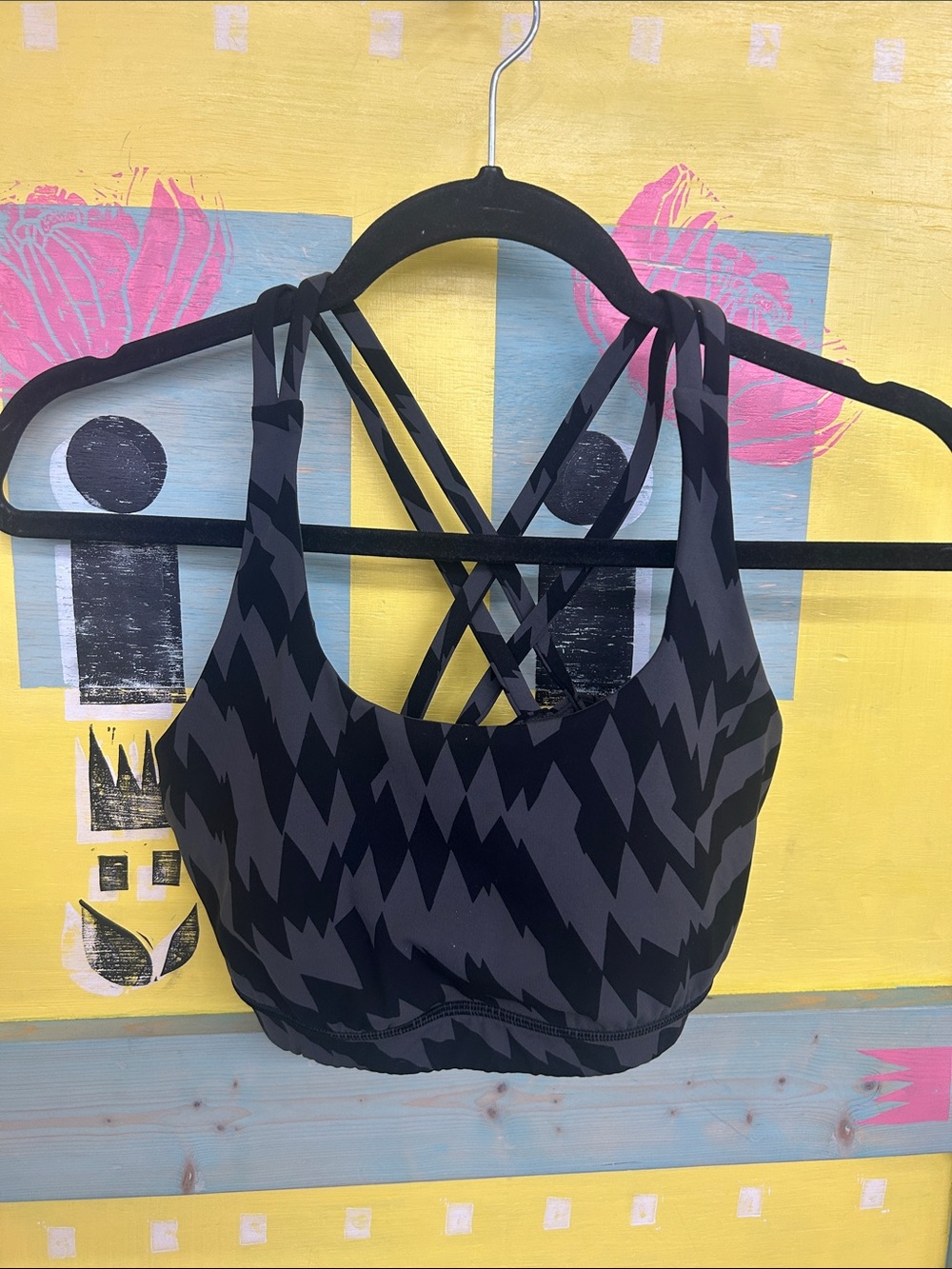 lululemon athletica Charcoal & Black Zigzag Strappy Sports Bra
Size 8